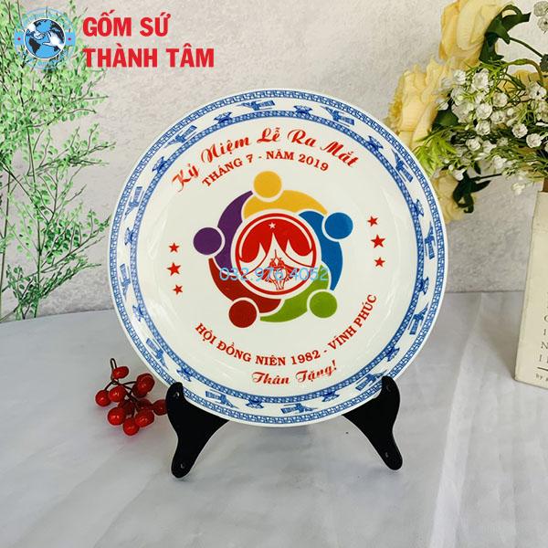 Đĩa sứ lưu niệm trắng viền xanh