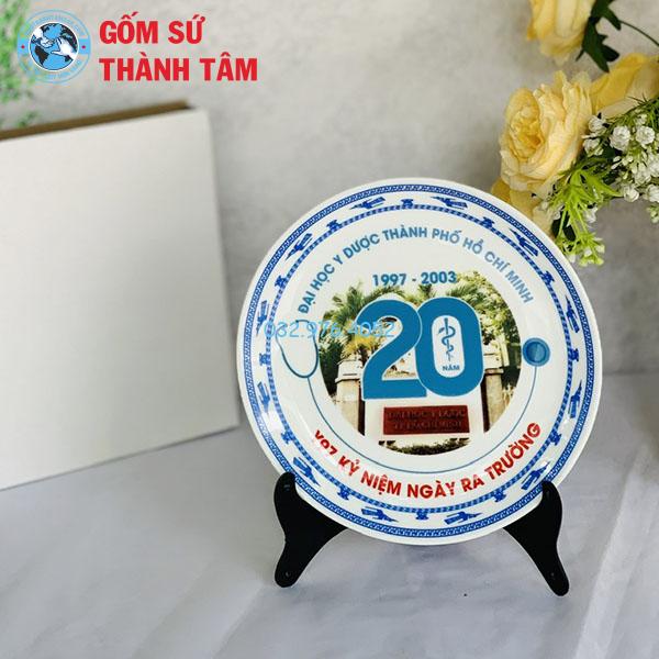 Đĩa sứ lưu niệm trắng viền xanh
