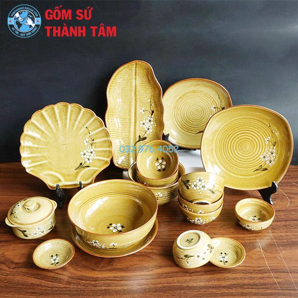 Bát đĩa nâu Nhật vẽ hoa văn đào trắng