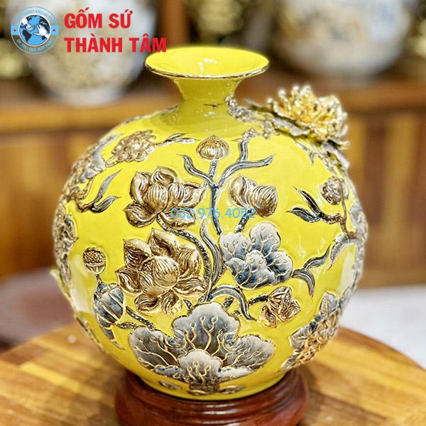 Bình hút lộc mệnh thổ hoa sen đắp nổi vẽ vàng