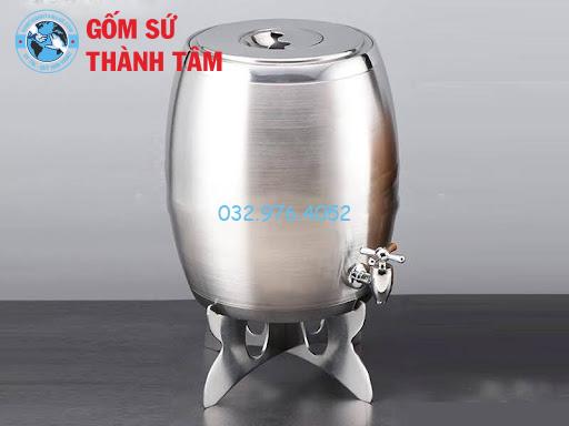Trước khi ngâm rượu, rắn hổ mang cần được xử lý sạch sẽ, lấy nọc (nếu cần)