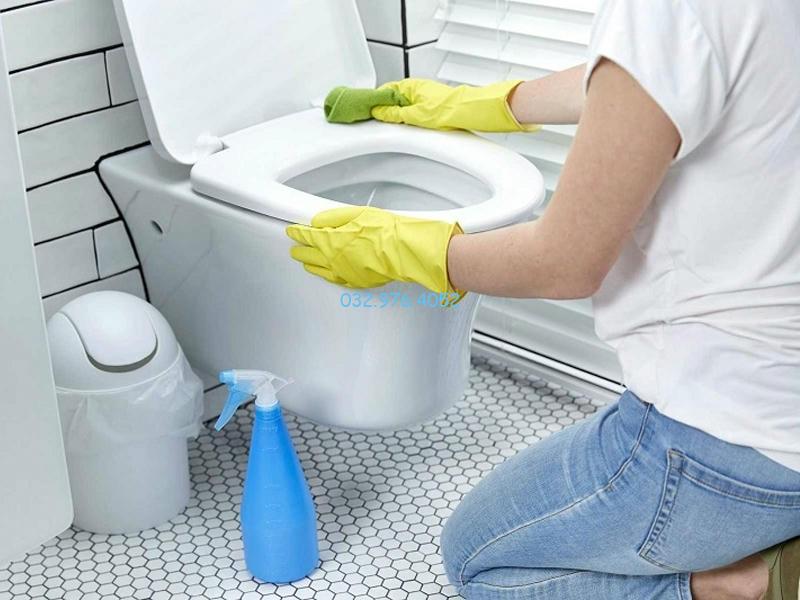 Cần vệ sinh bồn cầu sạch sẽ để khử trùng