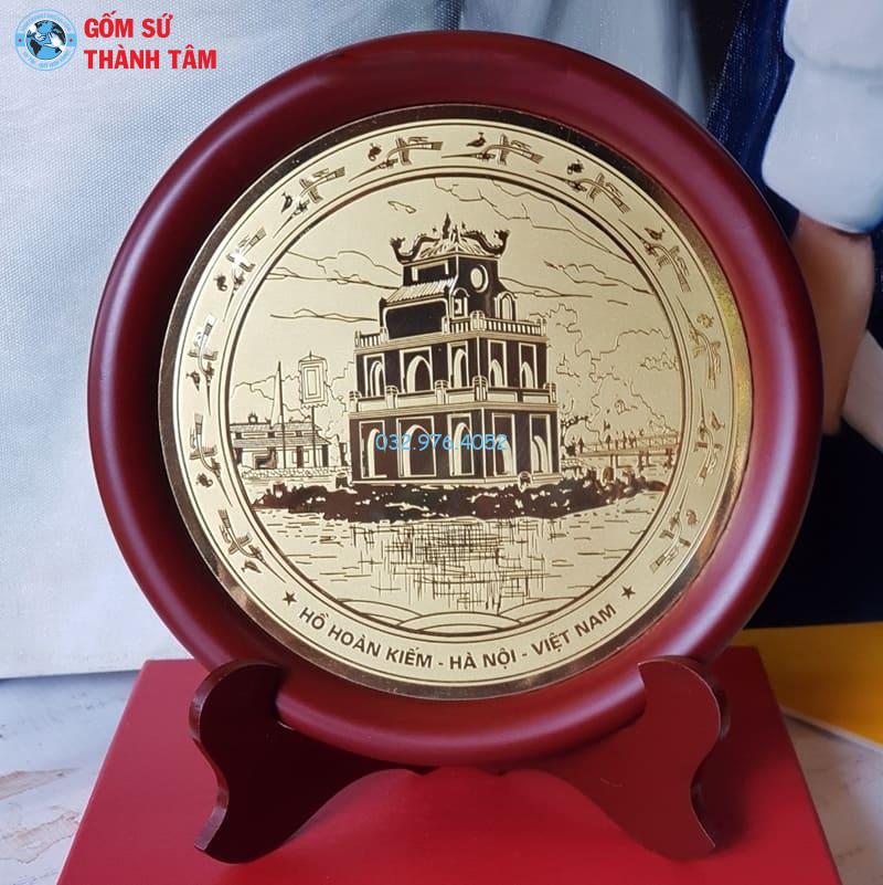 Đĩa sứ giúp lưu giữ kỷ niệm về thủ đô ngàn năm văn hiến