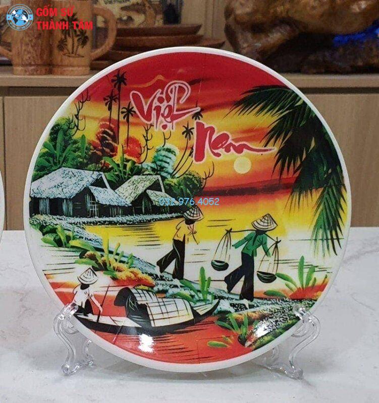 Đĩa sứ lưu niệm chất lượng cao cần có bề mặt mịn, không bị rạn nứt hay lỗ kim