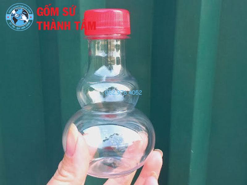 Ưu điểm của nậm rượu bằng nhựa là rất dễ vệ sinh