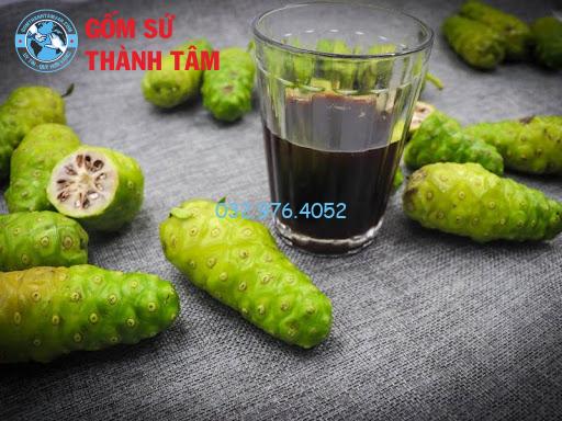 Rượu quả nhàu được ngâm từ bình gốm sứ sẽ giúp giữ nguyên được dưỡng chất vốn có