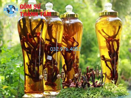 Ngâm rượu bằng bình thủy tinh dễ quan sát và thích hợp để trưng bày