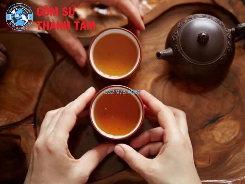 Thưởng thức ly trà ấm nóng giúp làm giảm căng thẳng mệt mỏi