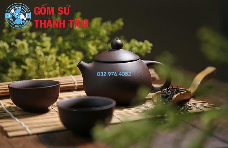 Pha trà bằng bình gốm sứ giúp giữ nguyên hương vị trà